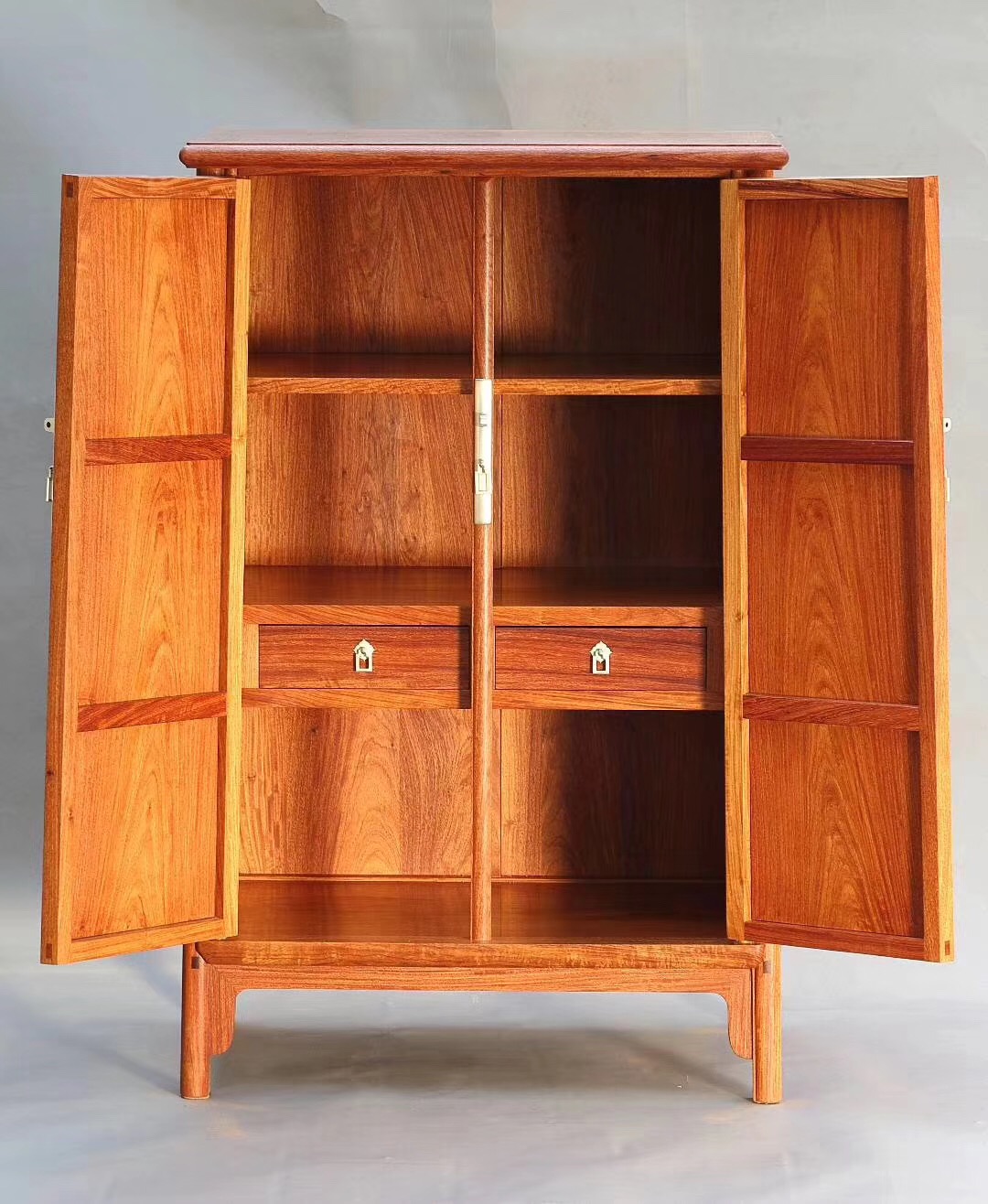 为什么红木家具比普通家具贵?