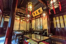 红木家具保养，打蜡VS上漆，你选谁？